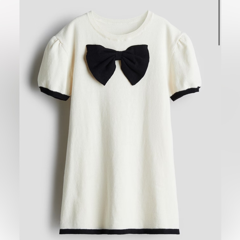Fine knit girls dress with black bow
